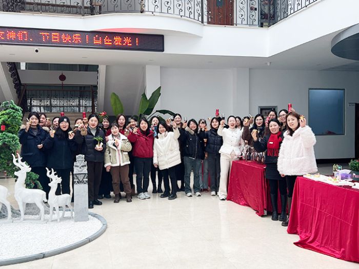 致我们的“女神”：<br />愿你如花般绽放，如酒般醇香